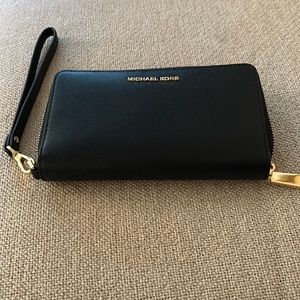 Michael Kors Wallet.  6 credit card pockets, zippered change and bill pockets.